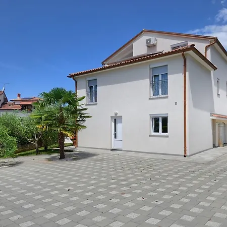 Beautiful In With Swimming Pool Appartement